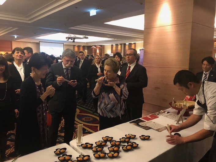 写真：佐藤大使とクヴェール国会議長農水省提供日本米を使用した</p>
         公邸料理人提供の手まり寿司試食