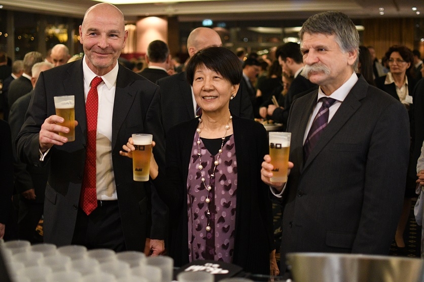 写真：企業展示ブースにおいて佐藤大使とクヴェール国会議長の</p>
         アサヒビール試飲