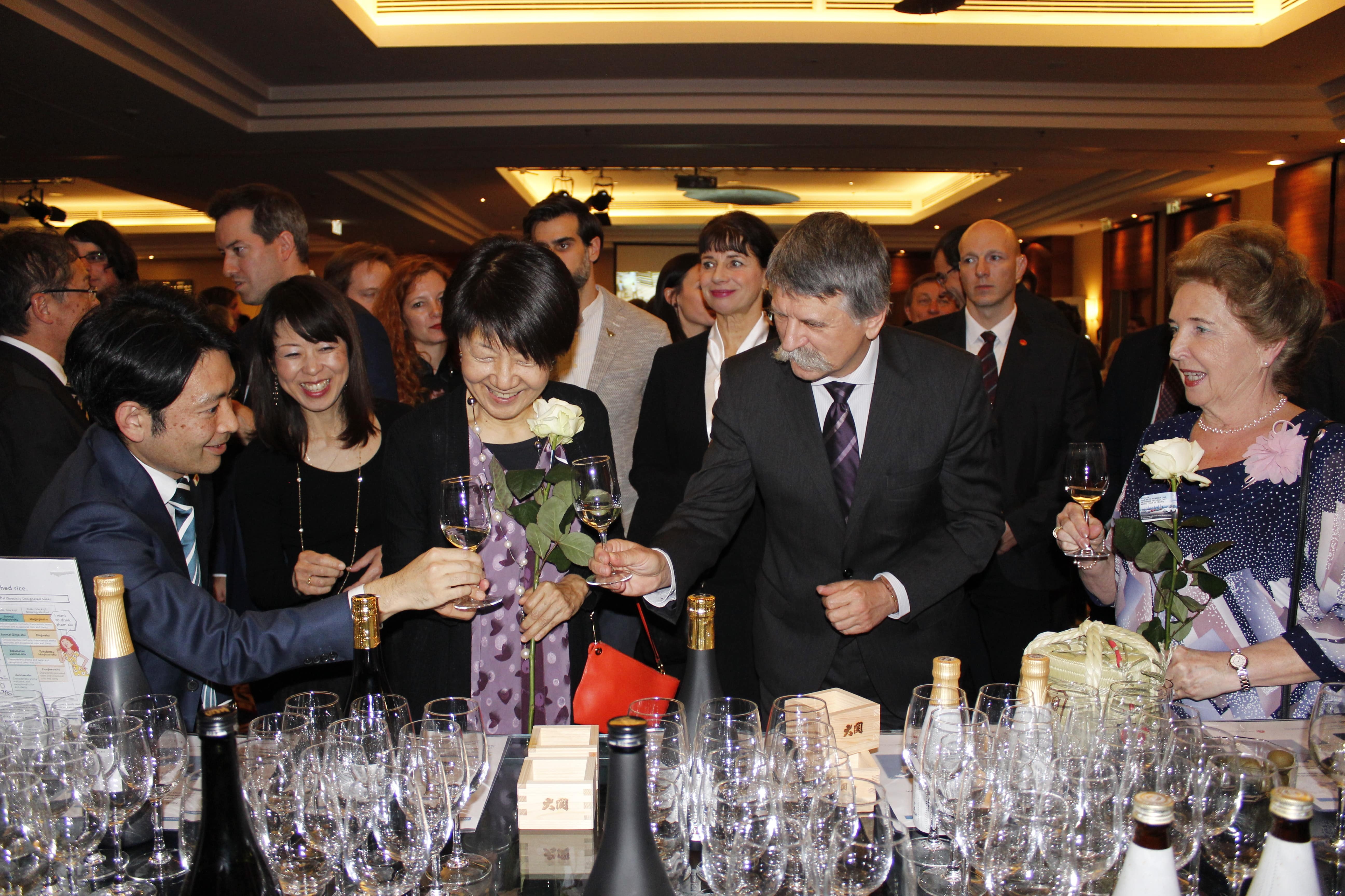 写真：佐藤大使とクヴェール国会議長の日本酒試飲