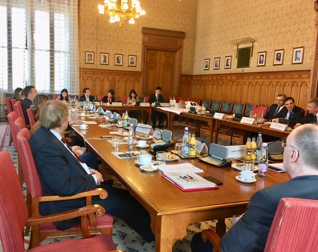           ハンガリー国会議事堂「ナジ・イムレの間」に集う議連メンバー
