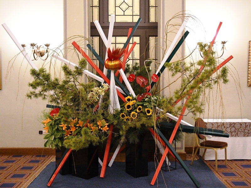 周年を祝う大型作品(両国の国旗の色(赤・白・緑)を使用)