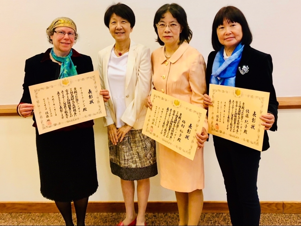在外公館長表彰の受賞者と佐藤大使（左より，セーカーチ・ブダペスト<br/>商科大教授，佐藤大使，梅村ELTE日本学科長，<br/>佐藤ブダペスト商科大准教授）
