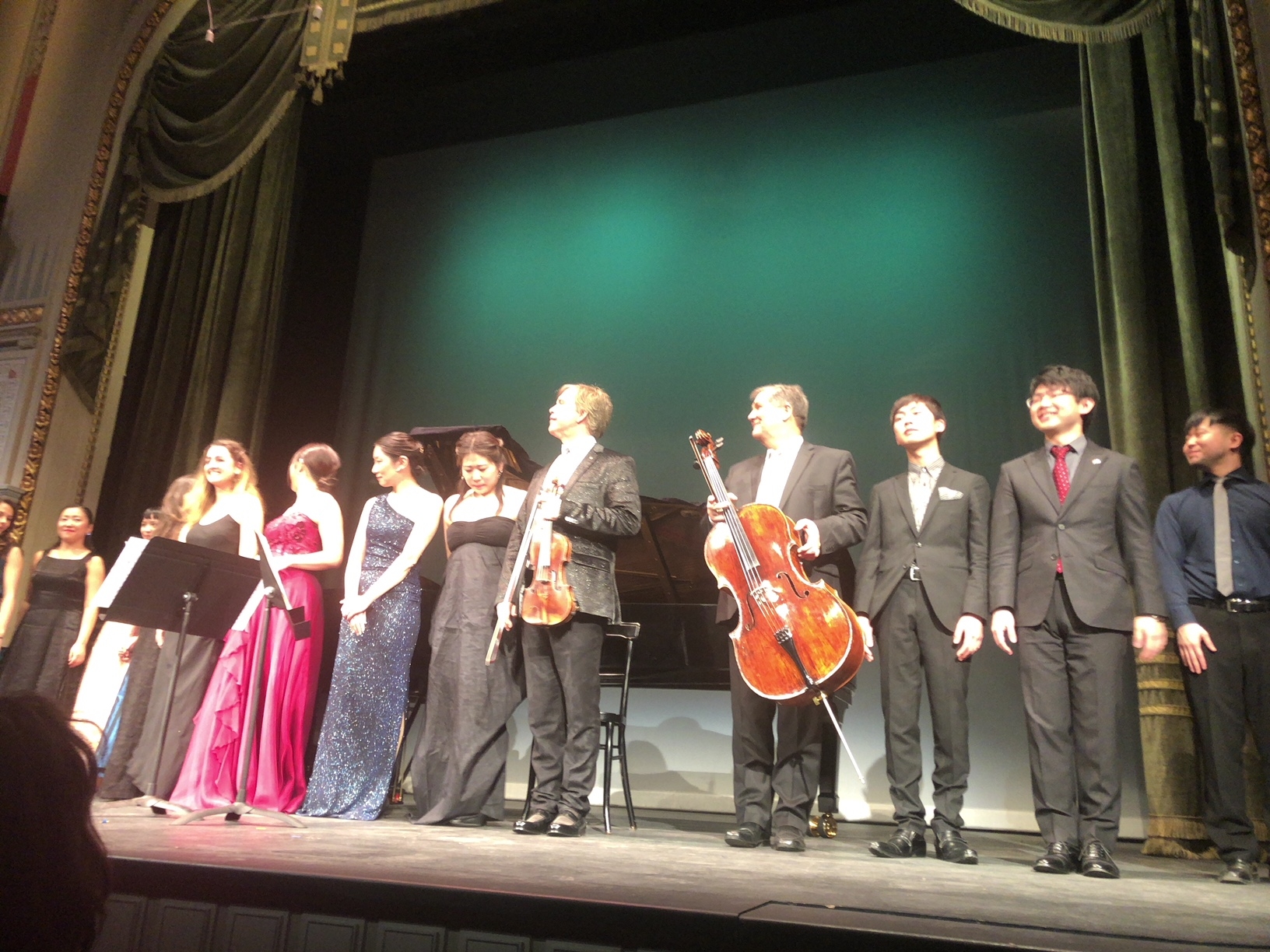 A koncert végén az előadók köszönetet mondanak