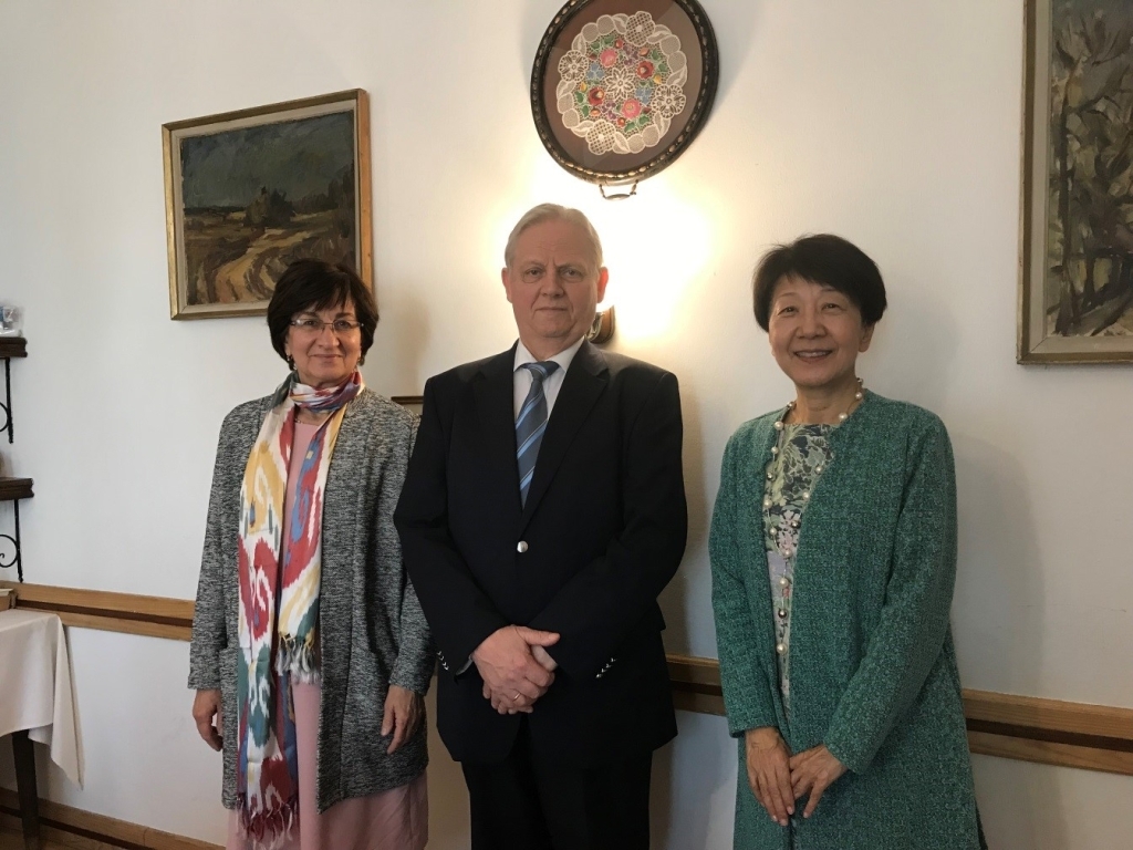 佐藤大使とタルローシュ・ブタペスト市長夫妻
