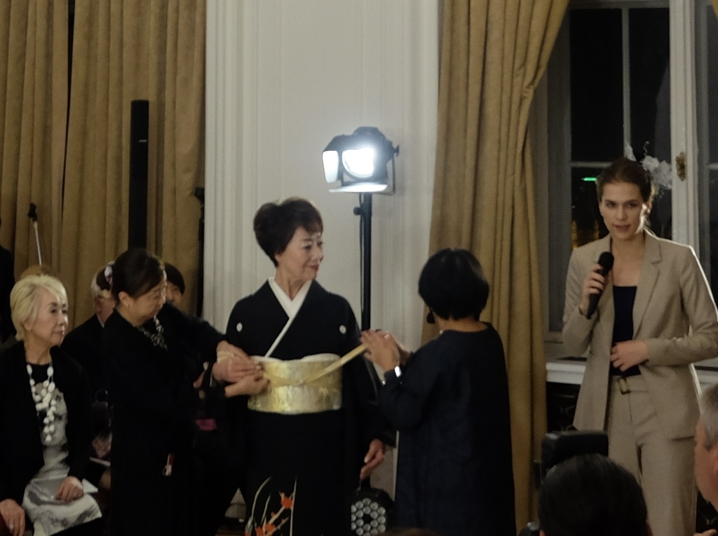 着物の着付け模様