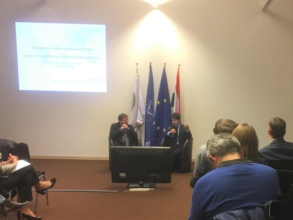 Ryusuke Hanada válaszol a moderator szerepét betöltő, a Nemzeti Közszolgálati Egyetem Nemzetközi Tanulmányok Karának dékánhelyettese, Dr. Zachar Péter kérdéseire