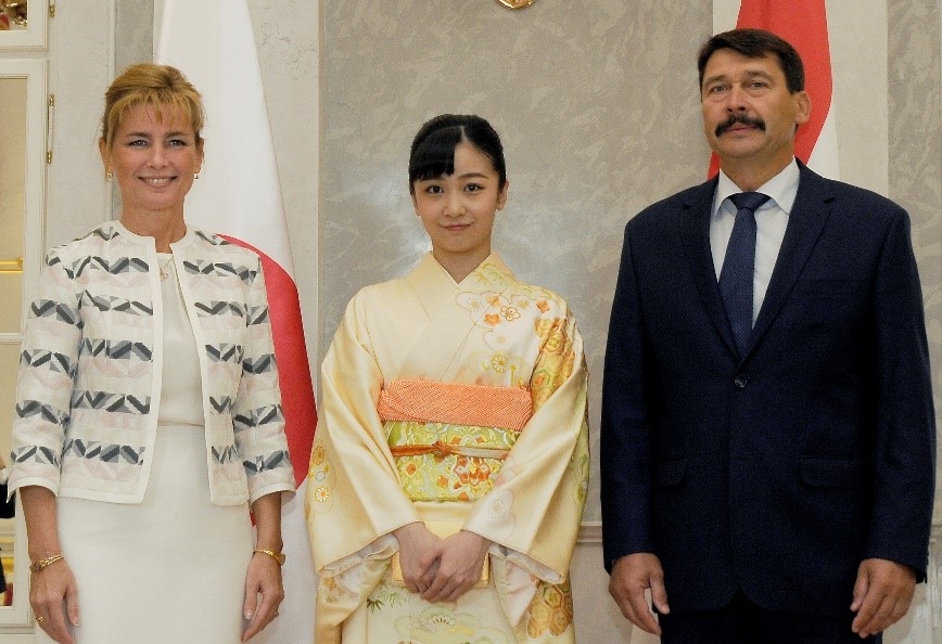 佳子内親王殿下とアーデル大統領夫妻” style=