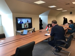 Médianyilvános online párbeszéd (Jobb elől: Dr. Navracsics Tibor Európai Bizottság korábbi biztosa, alsó képernyő: Iizuka Keiko Yomiuri Shinbun szerkesztőbizottsági tag)