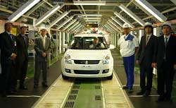 組立ラインから出てくる完成車の前にて 
