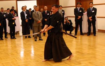写真：ハンガリー剣道連盟による居合いの実演